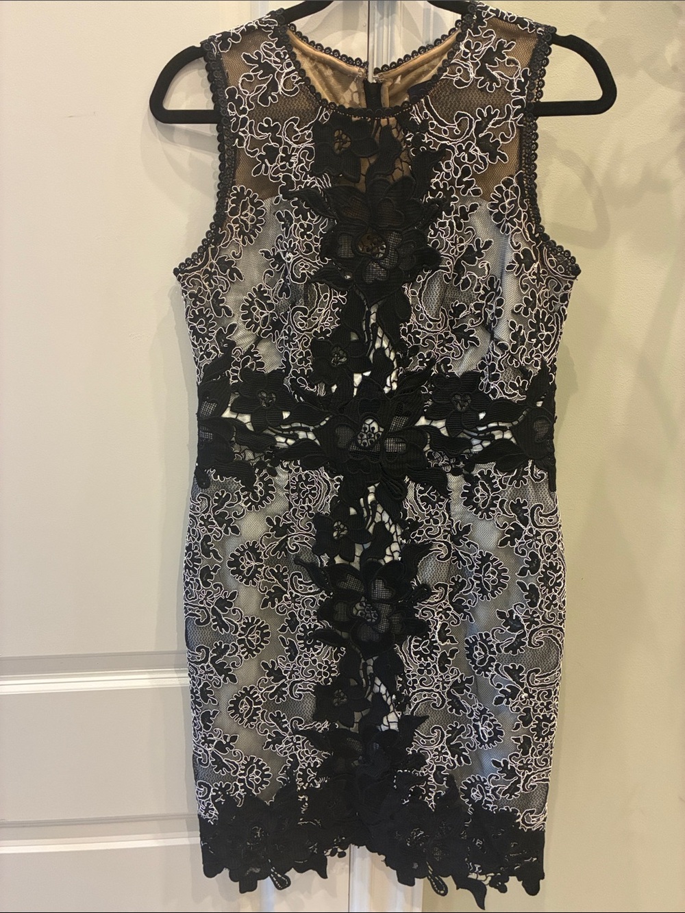 Marchesa 💓Beautiful tailor Black Lace Overlay Midi Dress with Floral Cutwork💓